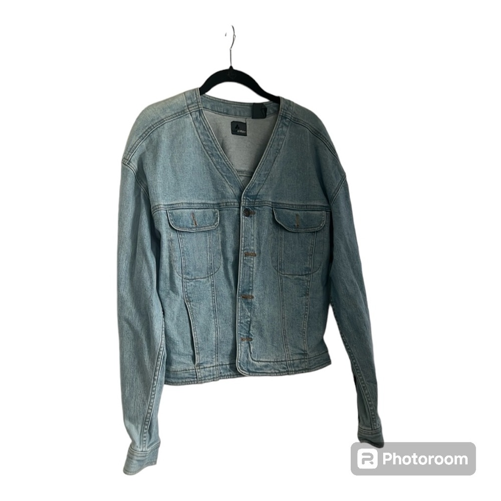 Liz wear light wash denim jacket